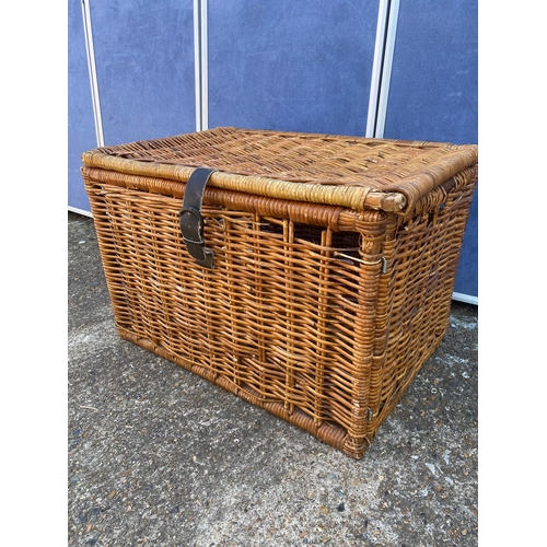 336 - Large wicker hamper basket.