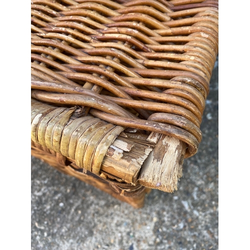 336 - Large wicker hamper basket.