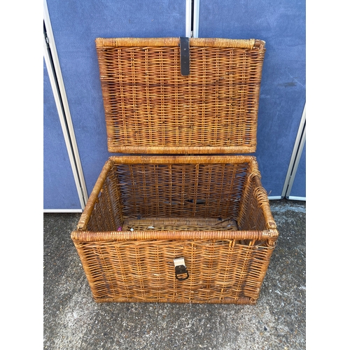 336 - Large wicker hamper basket.