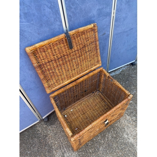 336 - Large wicker hamper basket.