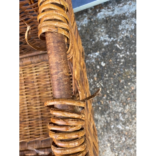 336 - Large wicker hamper basket.