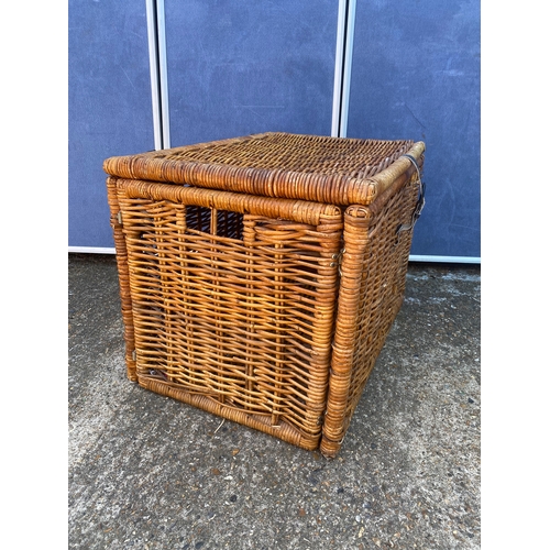 336 - Large wicker hamper basket.