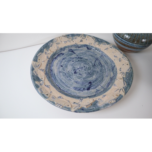 410 - Two ceramic plates + vase - Tollow