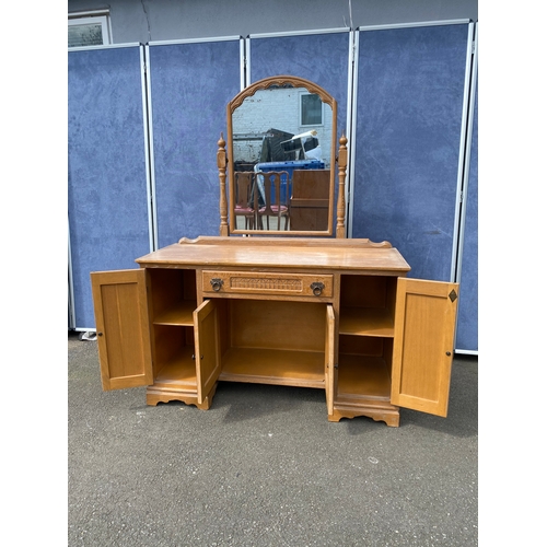 433 - Lovely Oak vintage dressing table. 

Please see images for all dimensions.