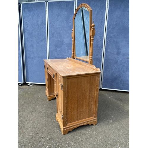 433 - Lovely Oak vintage dressing table. 

Please see images for all dimensions.