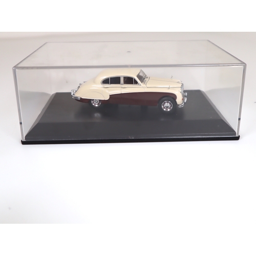 108 - Cased Porsche 356 B Coupe 1.6 1959 Garage Diorama + Jaguar