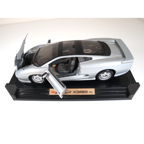 121 - 1:12 Scale Maisto Jaguar XJ220 1992 Die cast Model - 16