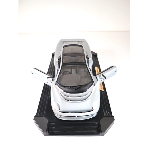 121 - 1:12 Scale Maisto Jaguar XJ220 1992 Die cast Model - 16