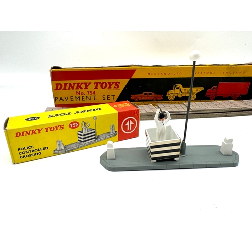 276 - Dinky Toys - 754 Pavement Set & 753 Police Controlled Crossing