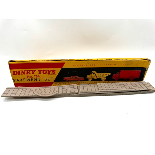 276 - Dinky Toys - 754 Pavement Set & 753 Police Controlled Crossing