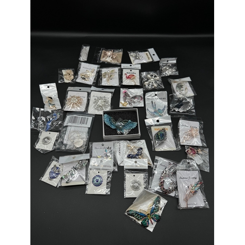 Quantity of new costume jewellery brooches