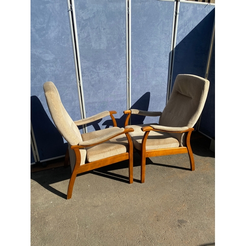 816 - A pair of upholstered Parker Knoll arm chairs