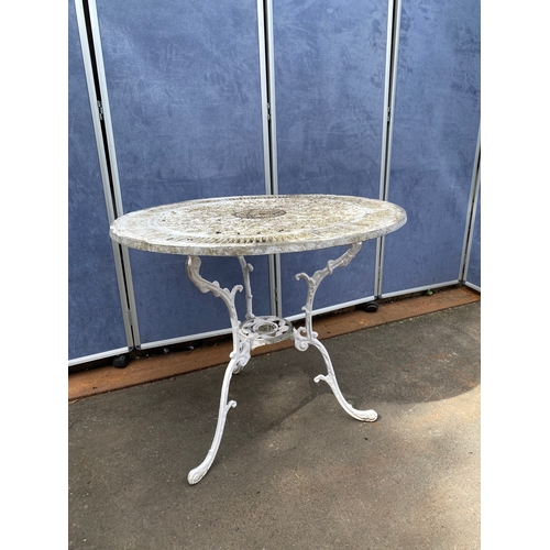 831 - Vintage aluminium circular garden table