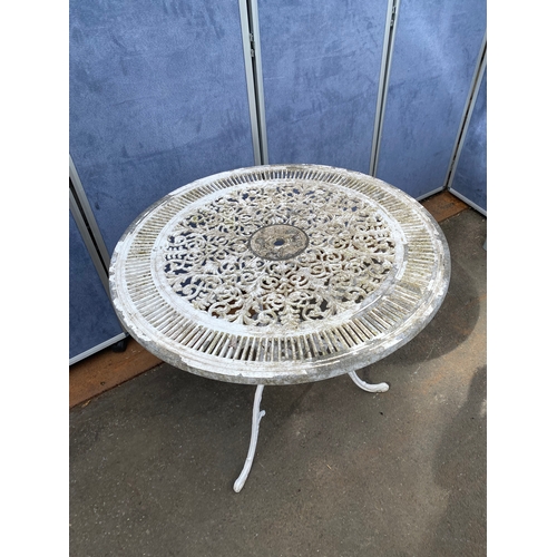 831 - Vintage aluminium circular garden table