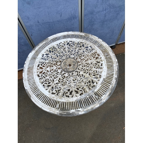 831 - Vintage aluminium circular garden table