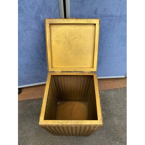 832 - Lloyd loom wicker laundry basket