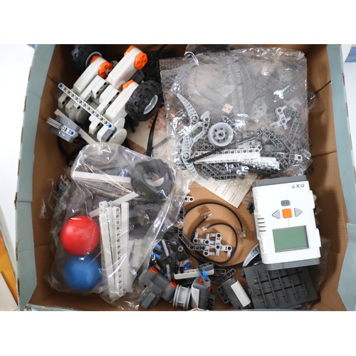 25 - LEGO Mindstorms - 9719 Robotics Invention System Boxed + 8527 Mindstorms Nxt Robots boxed