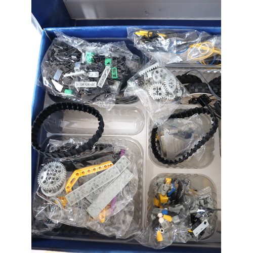 25 - LEGO Mindstorms - 9719 Robotics Invention System Boxed + 8527 Mindstorms Nxt Robots boxed