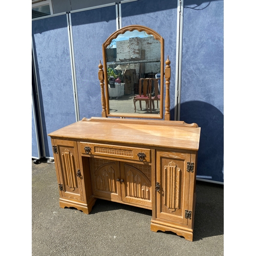 836 - Lovely Oak vintage dressing table. 

Please see images for all dimensions.