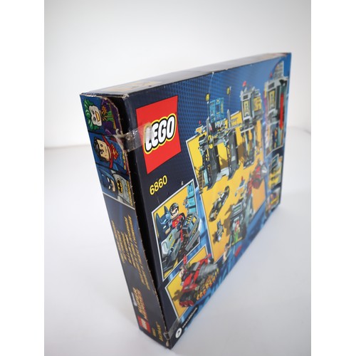 89 - LEGO 6860 - DC Comics Super Heroes: The Batcave (6860)