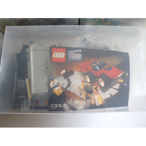 96 - LEGO - Collection of various unboxed sets including 1371, 5934, 1353, 1382 - Studios / Jurassic Park... 