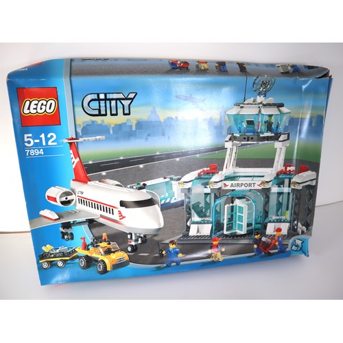 133 - LEGO CITY 7894 Airport & 3182 Airport