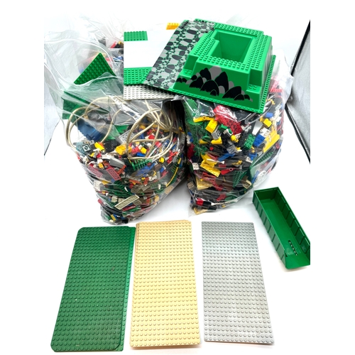 185 - Lego - Large collection of mixed Lego pieces + base plates - approx 10kg + from last 20-30 years inc... 