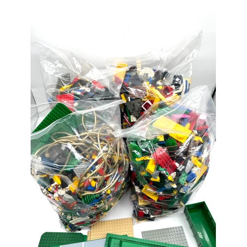 185 - Lego - Large collection of mixed Lego pieces + base plates - approx 10kg + from last 20-30 years inc... 