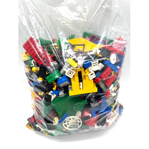 185 - Lego - Large collection of mixed Lego pieces + base plates - approx 10kg + from last 20-30 years inc... 