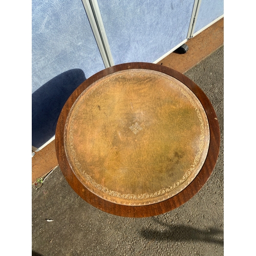 654 - Brown inlaid leather top barrel side table.