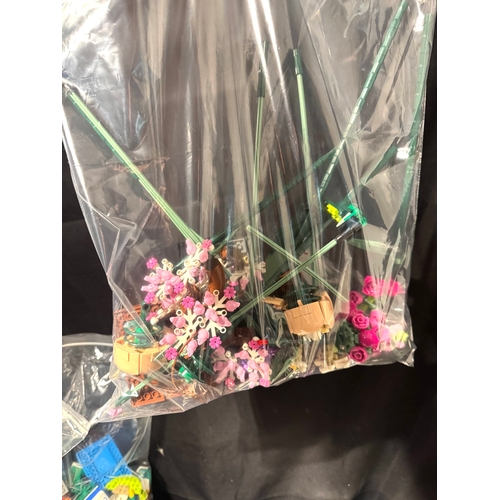 198 - Lego - Large collection of pre built Lego City sets and loose lego pieces including botanical sets a... 