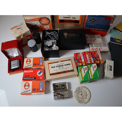 30 - Collection of vintage camera / dark room developing equipment, unused 35mm film, flash bulbs, Asahi ... 