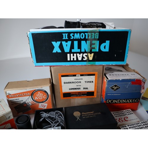 30 - Collection of vintage camera / dark room developing equipment, unused 35mm film, flash bulbs, Asahi ... 