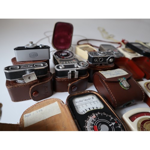 31 - Collection of vintage photography / camera light meters and range finders  including multiple Zeiss ... 