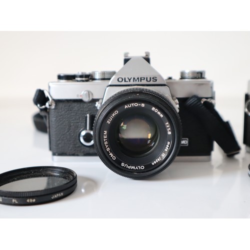 45 - Olympus 35mm Cameras - OM 1 n w/ 1:1,8 50mm lens & OM 2 n w/ Vivitar 1:2.8 24 mm lens