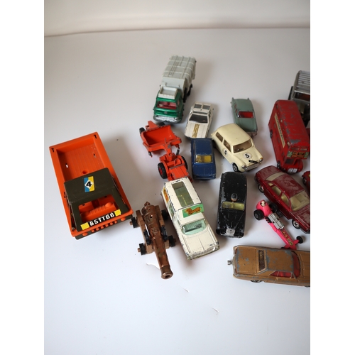 158 - A group of vintage loose Dinky & Corgi model die cast cars / vehicles
