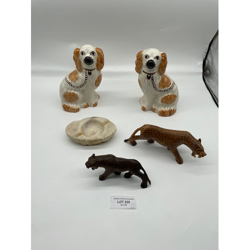 225 - A mixed lot of collectable ornaments