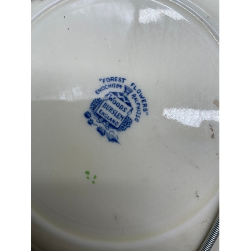 274 - A miscellaneous lot of ceramic plates and Villeroy & Boch teapots