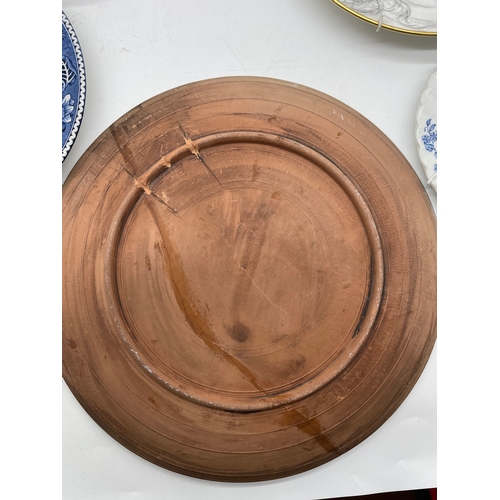 275 - A miscellaneous lot of collectable ceramic plates/bowls