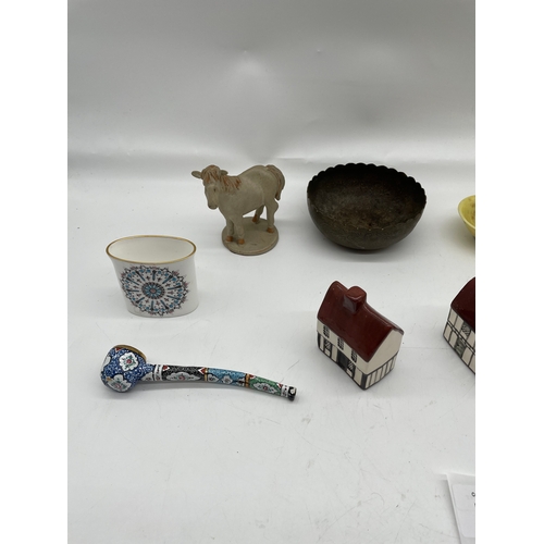 276 - A Miscellaneous lot of small collectable trinkets