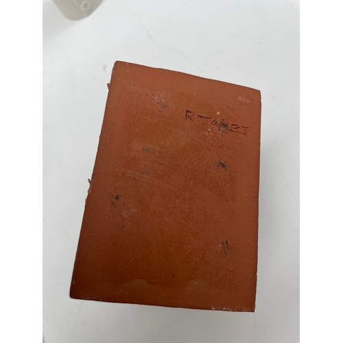 276 - A Miscellaneous lot of small collectable trinkets