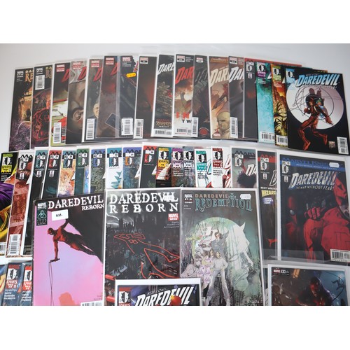 111 - Marvel Comics: Large group of 2000's Daredevil comics / Marvel Knights including limited edition sig... 