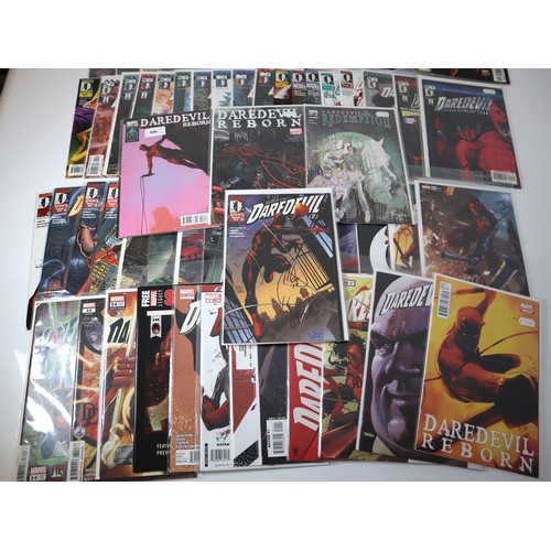 111 - Marvel Comics: Large group of 2000's Daredevil comics / Marvel Knights including limited edition sig... 