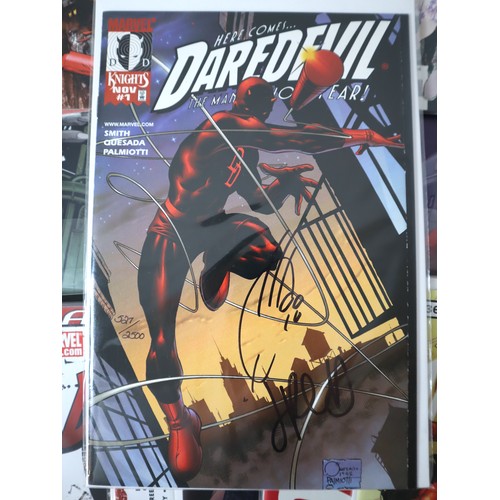 111 - Marvel Comics: Large group of 2000's Daredevil comics / Marvel Knights including limited edition sig... 