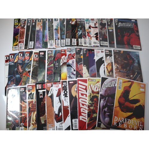 111 - Marvel Comics: Large group of 2000's Daredevil comics / Marvel Knights including limited edition sig... 