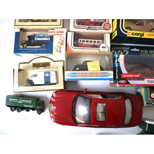 152 - A group of loose and boxed Corgi, Dinky, Lledo, matchbox Model cars and commercial vehicles