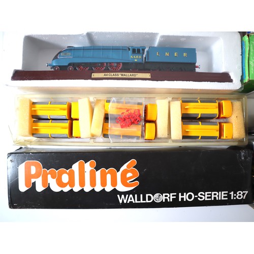 155 - A group of boxed models including plastic Norev cars, unused in retail box Praline Serie 1:87 Merced... 