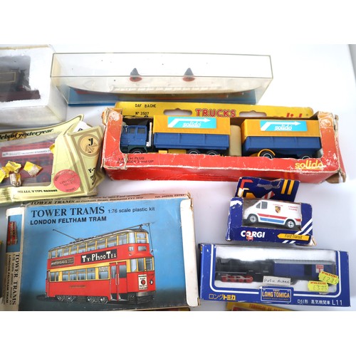 166 - A group of train, tram and vehicle models + building model kits