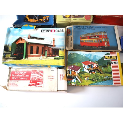 166 - A group of train, tram and vehicle models + building model kits