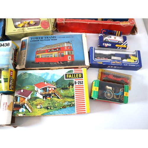166 - A group of train, tram and vehicle models + building model kits